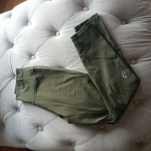 BRAND NEW PTula cropped exercise leggings